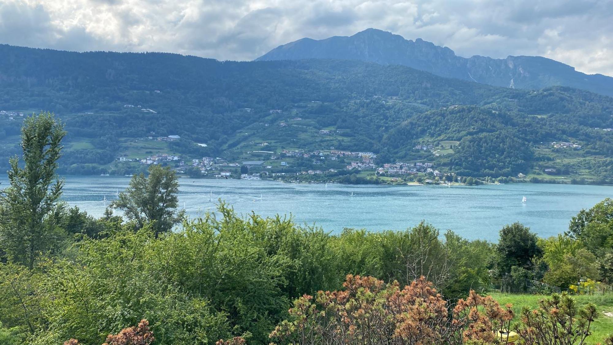 Lake Apartment Ischia Red Тенна Экстерьер фото